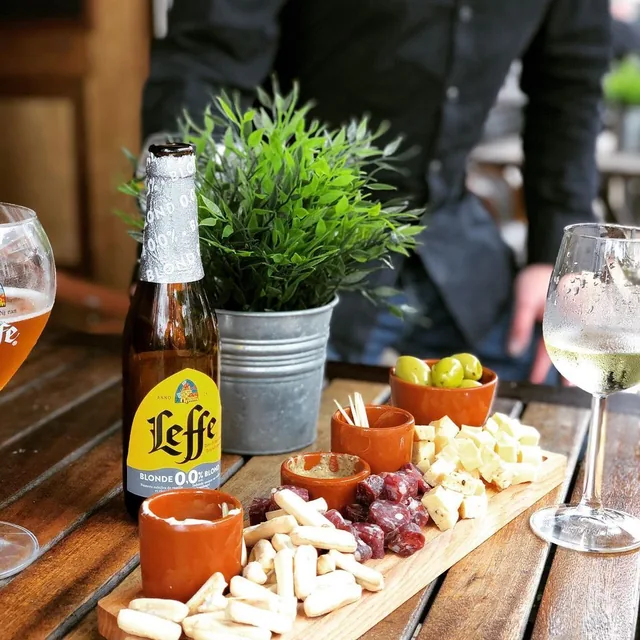 Borrelplank met kaas, worst en een biertje op tafel