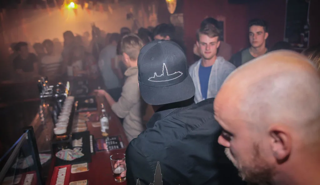 De Gat-pet met het Martinitoren-logo, gedragen aan de bar