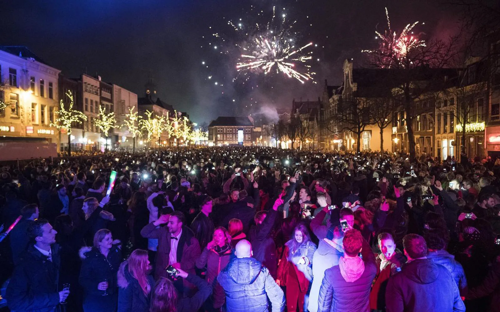 Groningen bij nacht, gezien over de Vismarkt